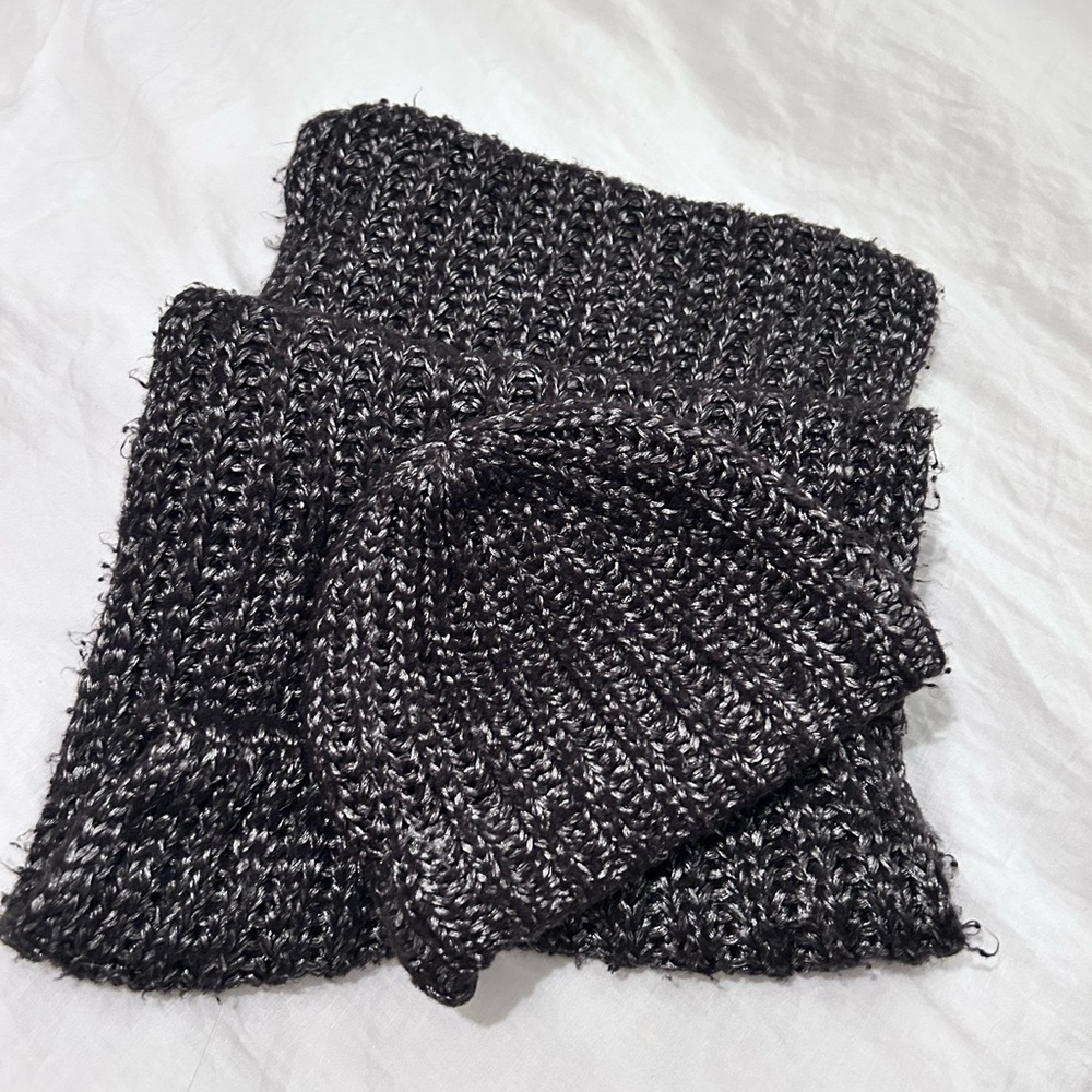 Athleta Vincent Pradier Metallic Grey Knit Hat & Scarf